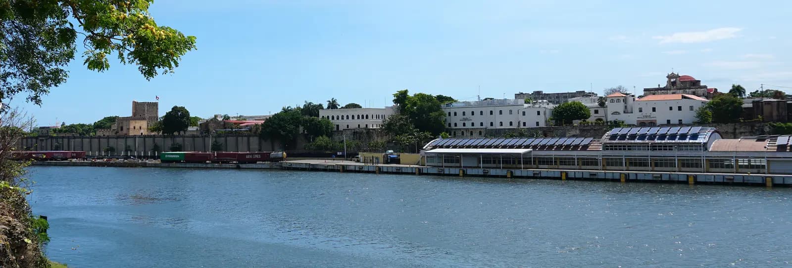 Vista de la Ciudad Colonial desde la margen oriental del río Ozama