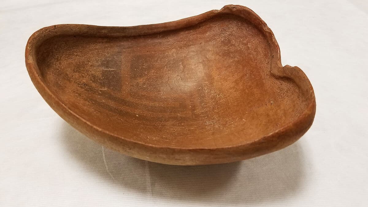 Cuenco cerámico de diseño resistido, atribuido a una tradición proto-taína u ostionoide temprana de la República Dominicana